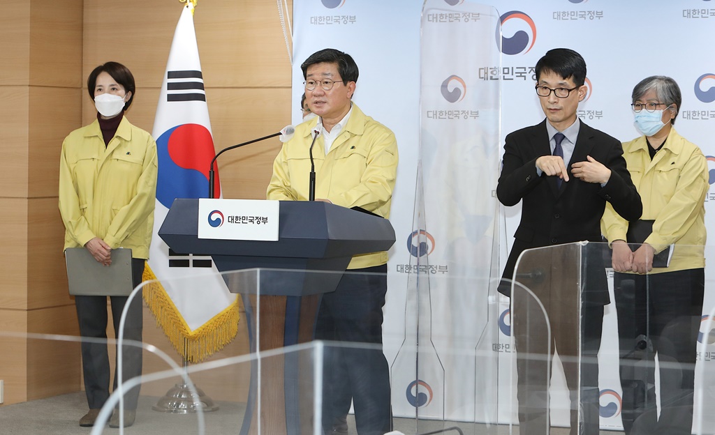 Minister Jeon Hae-cheol of the Interior and Safety gives a briefing on the outcome of special quarantine inspection meeting on COVID-19 response at the joint briefing room in Government Complex Seoul on November 29.