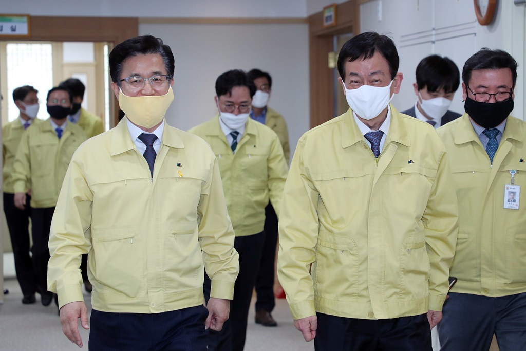진영(오른쪽) 장관과 허태정(왼쪽) 대전광역시장이 9일 오후 대전광역시청 1층에 마련된 제21대 국회의원선거 사전투표소 현장을 점검하고 있다.