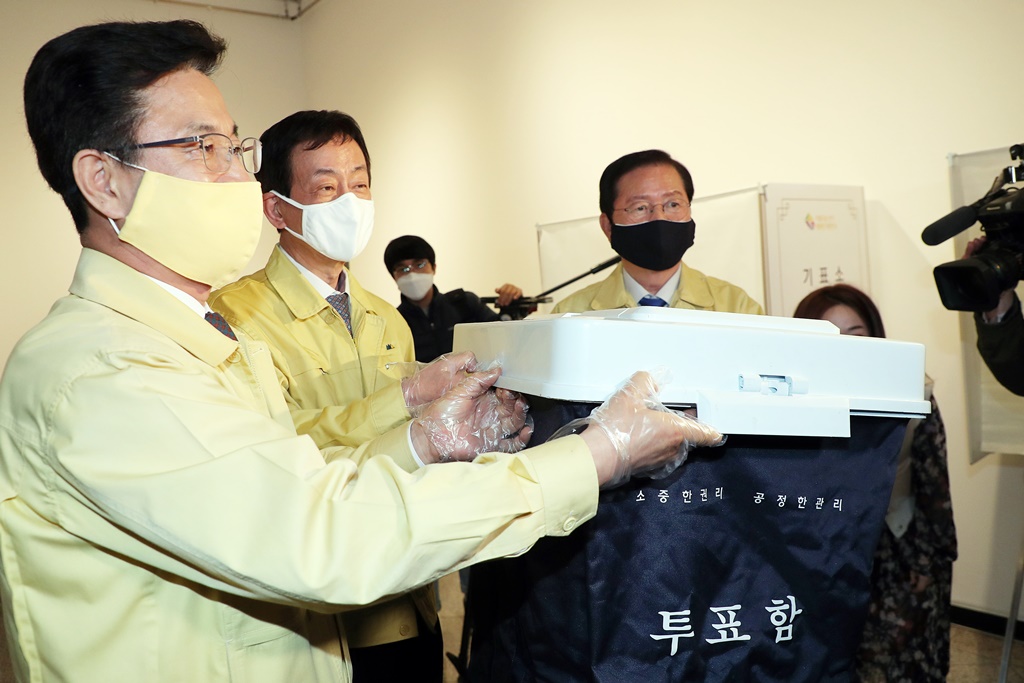 진영(가운데) 장관과 허태정(왼쪽) 대전광역시장이 9일 오후 대전광역시청 1층에 마련된 사전투표소에서 제21대 국회의원선거 투표함을 살펴보고 있다.