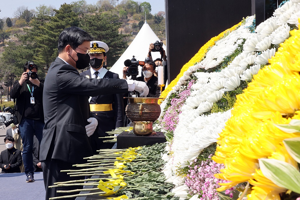 On the morning of the 16th, Minister Jeon lays wreaths and incense at the eighth anniversary of the victims of the Sewol ferry tragedy held at Incheon Family Park in Bupeyong-gu, Incheon.