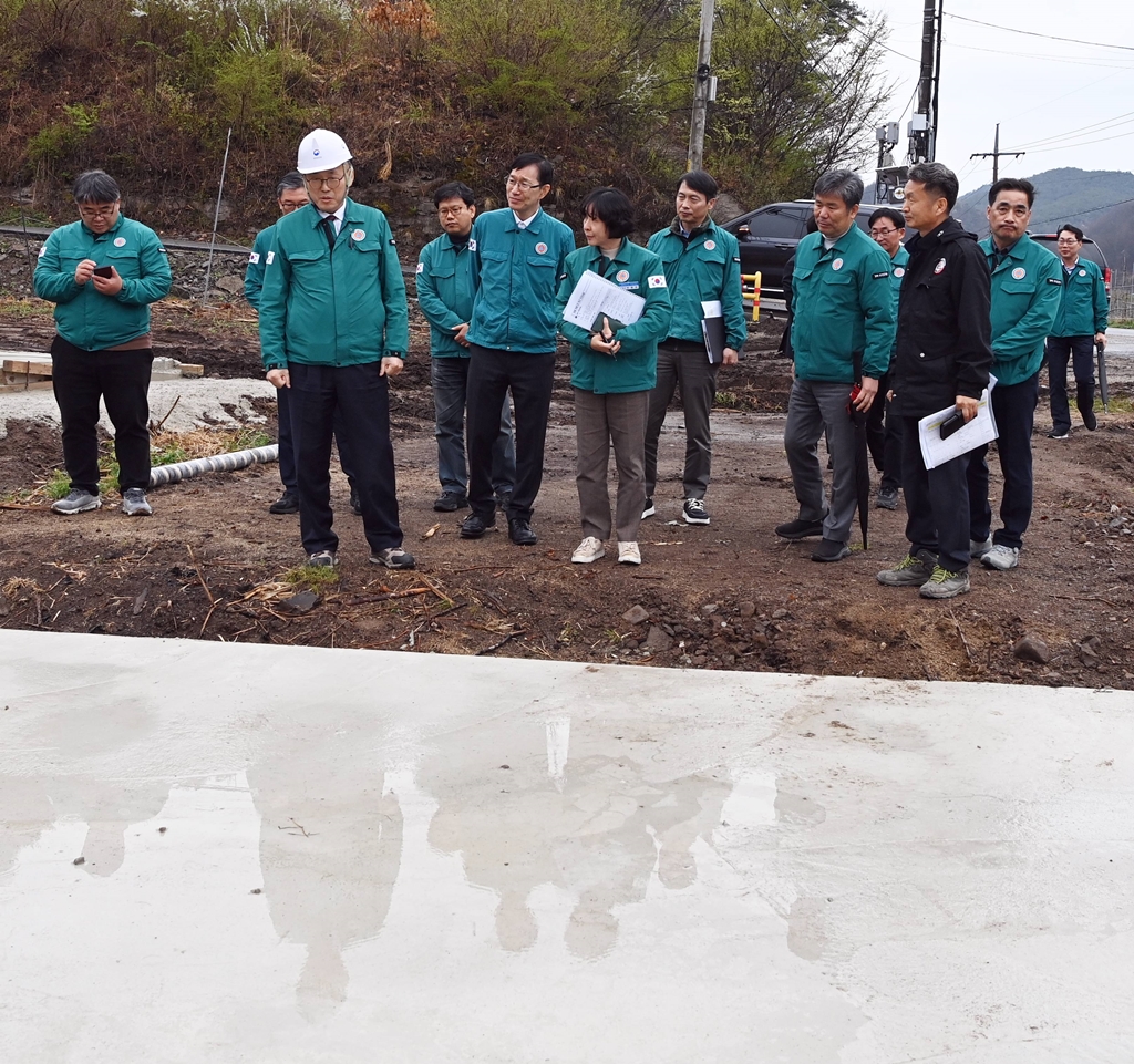 이한경 행정안전부 재난안전관리본부장이 14일 경북 의성군 옥산면에 마련된 산불피해 주민들을 위한 임시조립주택 설치 현장 점검하고 있다.