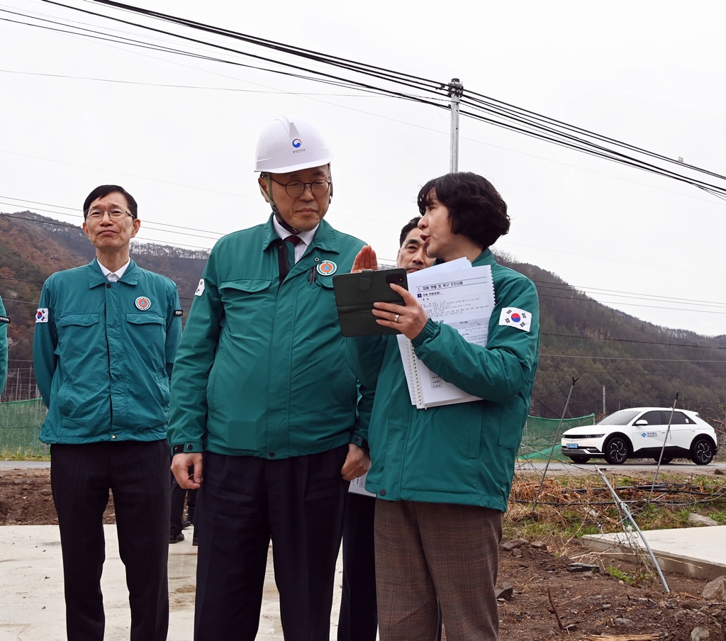 이한경 행정안전부 재난안전관리본부장이 14일 경북 의성군 옥산면에 마련된 산불피해 주민들을 위한 임시조립주택 설치 현장 점검하고 있다.