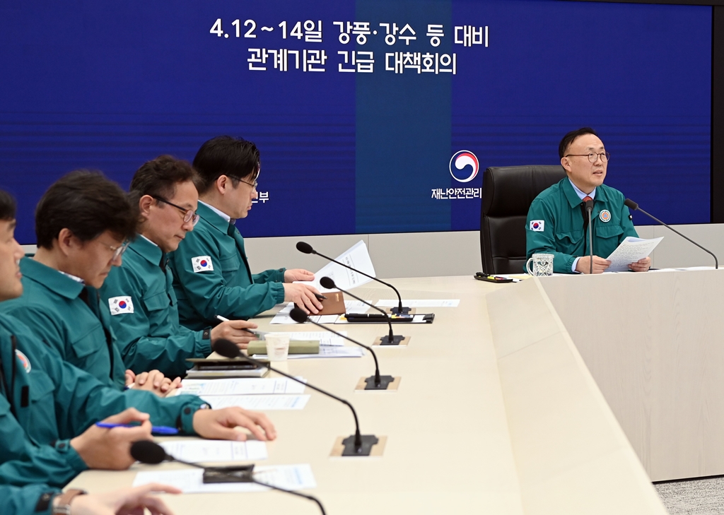 이한경 행정안전부 재난안전관리본부장이 11일 오후 정부세종청사 중앙재난안전상황실에서 열린 4.12∼14일 강풍·강수 대비 관계기관 긴급 대책회의에 참석해 모두발언을 하고 있다.