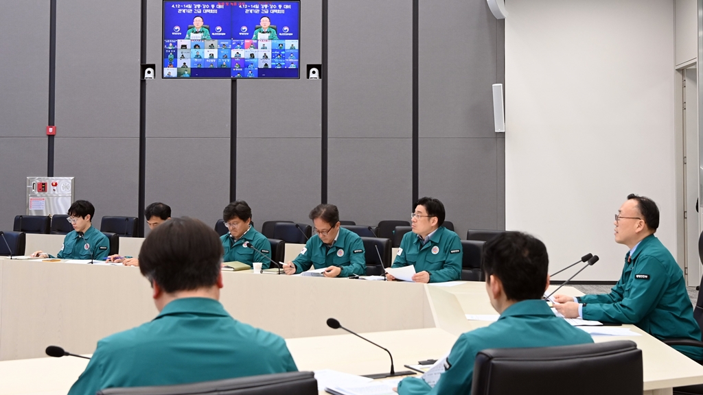 이한경 행정안전부 재난안전관리본부장이 11일 오후 정부세종청사 중앙재난안전상황실에서 열린 4.12∼14일 강풍·강수 대비 관계기관 긴급 대책회의에 참석해 모두발언을 하고 있다.