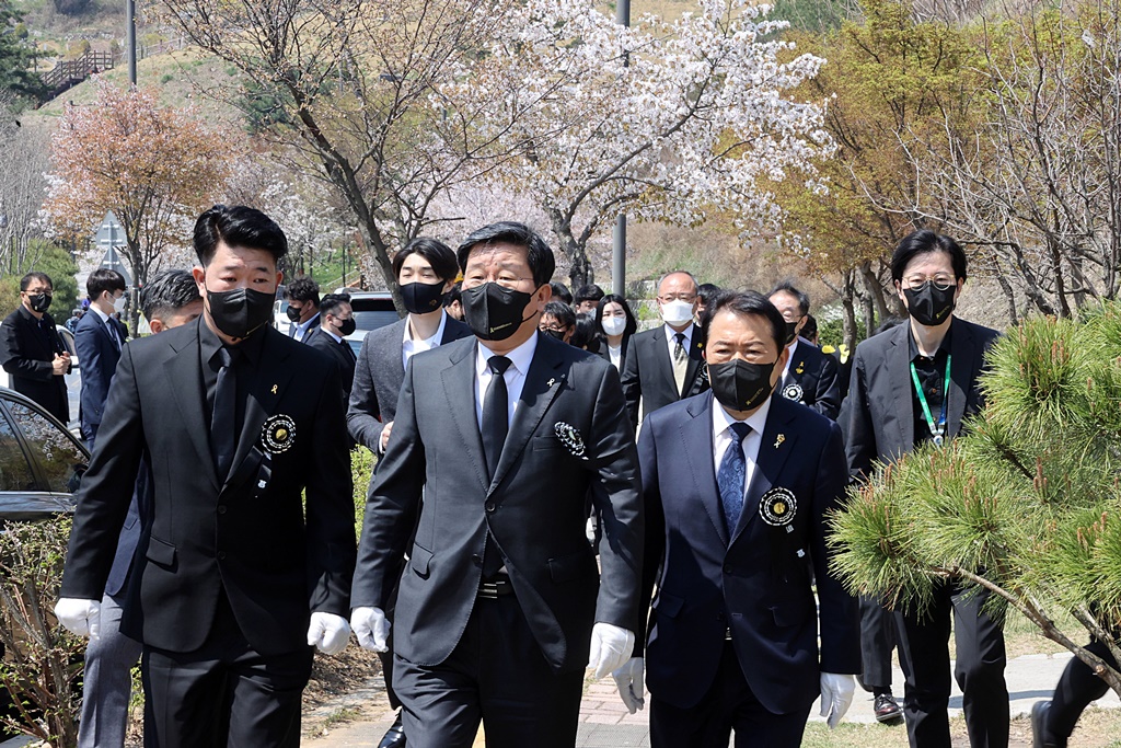 Minister Jeon looks around the memorial after the eighth anniversary of the victims of the Sewol ferry tragedy held at Incheon Family Park in Bupeyong-gu, Incheon, on the morning of the 16th.
