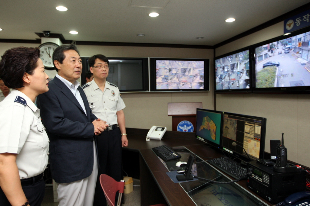 맹형규 장관, CCTV 관제센터 및 재개발 지역 치안실태 점검