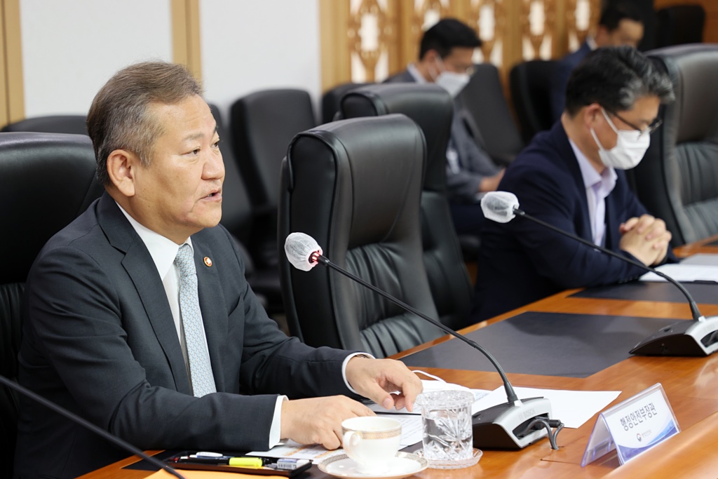 Lee Sang-min, Minister of the Interior and Safety, gives a greeting at a meeting with the Korean Association for Public Administration executives at the Government Complex Seoul on the afternoon of the 21st.