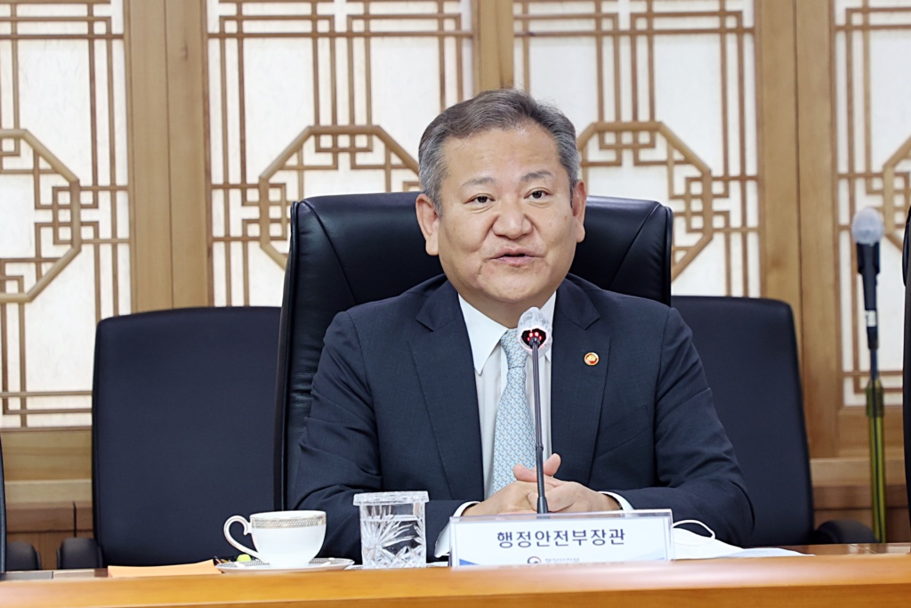 Lee Sang-min, Minister of the Interior and Safety, gives a greeting at a meeting with the Korean Association for Public Administration executives at the Government Complex Seoul on the afternoon of the 21st.