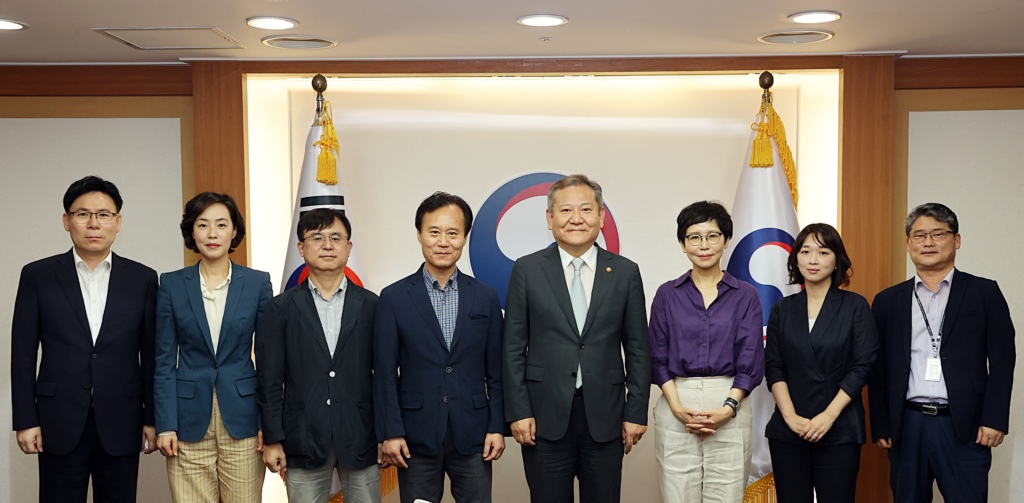 Interior Minister Lee Sang-min (fourth from right)poses for a photo with executives, including Won Sook-Yeon (third from right), president of the Korean Association for Public Administration, after discussing cooperation plans between the Ministry of the Interior and Safety and the Korean Association for Public Administration at the Government Complex Seoul in Sejong-daero, Seoul on the afternoon of the 21st.