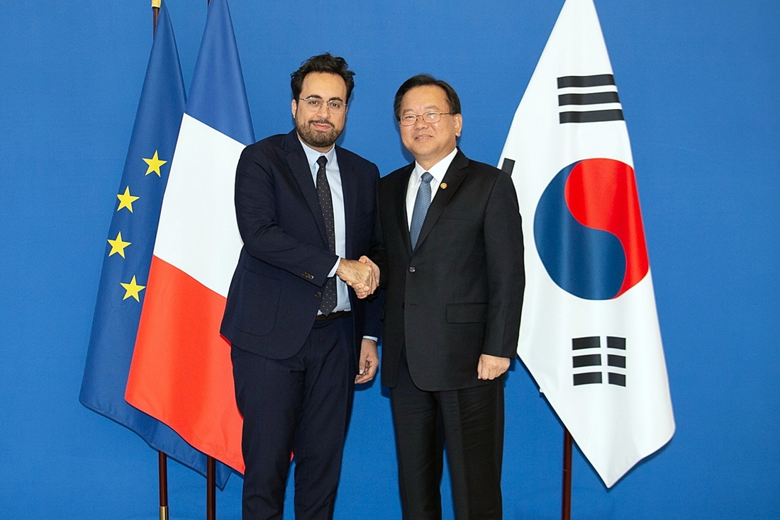 Minister Kim Boo Kyum shakes hands with France’s Secretary of State for Digital Affairs Mounir Mahjoubi after discusses AI strategies for the public sector and private-public partnership on November 19 in France. 