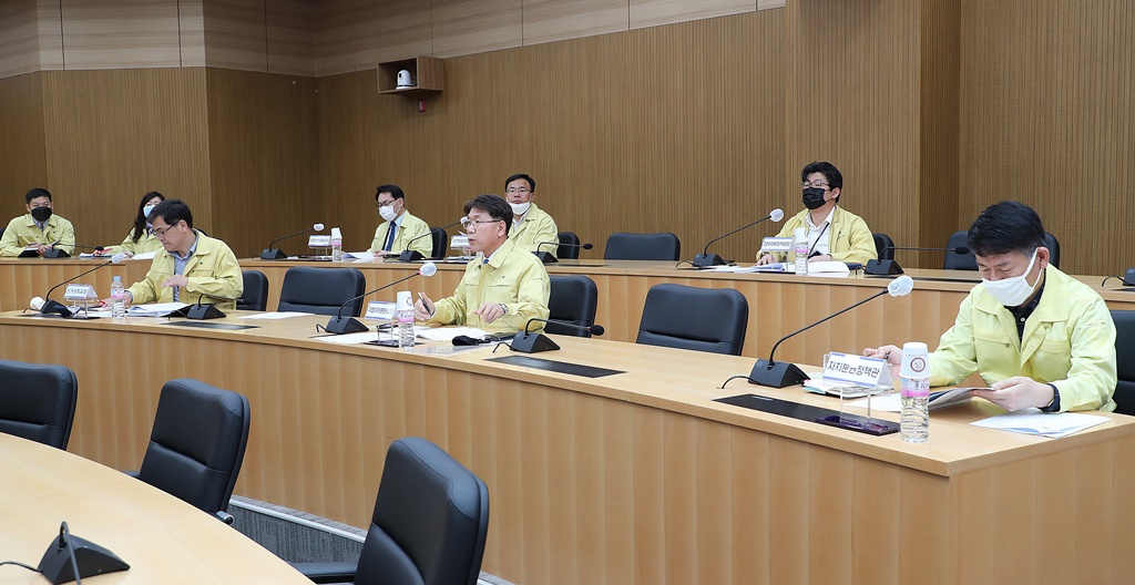 26일 오전 세종특별자치시  정부세종청사 12동 영상회의실에서 열린 '제21대 국회의원선거 투·개표 안전 유관기관 영상회의'에서  이재관(가운데) 자치분권실장이 회의를 주재하고 있다. 
