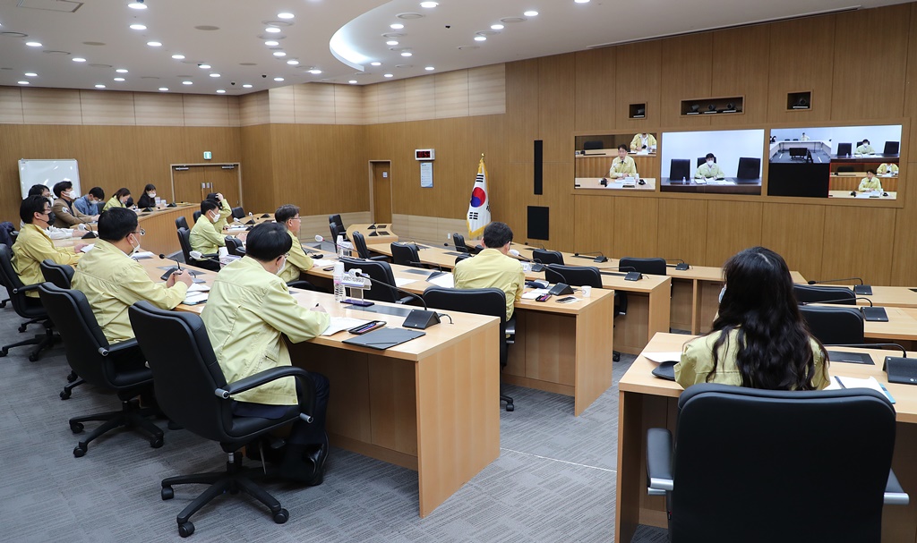 '제21대 국회의원선거 투·개표 안전 유관기관 영상회의'가 26일 오전 세종특별자치시  정부세종청사 12동 영상회의실에서 열리고 있다.  이번 회의는 유관기관 간 (사전)투·개표소 경비·소방·전기·통신 등 안전관리 상황을 공유·점검하고, 지원체계를 구축하기 위하여 마련됐다. 이날 회의에는행정안전부, 경찰청, 소방청, 우정사업본부, 한국전력공사, KT 등 6개 기관이 참석했다.