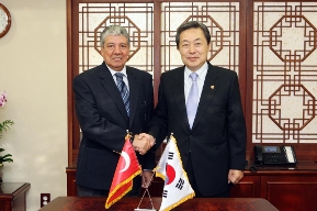 Minister Maeng meets Turkey's Ambassador