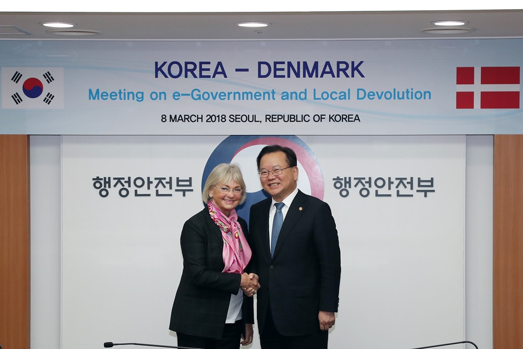 Minister Kim Boo-Kyum of the Interior and Safety met with the Danish parliamentary delegation led by Madame Speaker Ms. Pia Kjaersgaard and consisting of parliamentary members including Deputy Speaker Mr. Kristian Pihl Lorenzen and Deputy Speaker Mr. Lief Mikkelsen on March 8 at the Government Complex Seoul and discussed the areas of common interests including future e-government and local devolution.