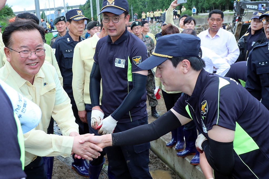 김부겸 장관이 6일 오후 전남 보성군 미력천 호우 태풍 피해 현장을 방문해 응급복구 작업에 나선 경찰관들을 격려하고 있다.