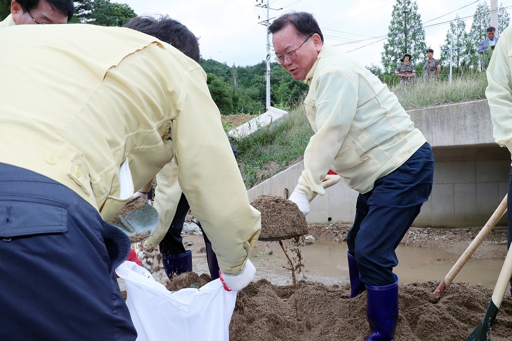 김부겸 장관이 6일 오후 전남 보성군 미력천 호우 태풍 피해 현장을 방문해 응급복구 자원봉사를 하고 있다.