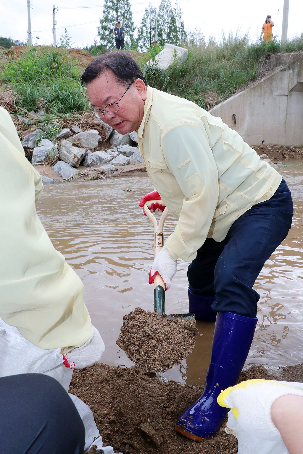 김부겸 장관이 6일 오후 전남 보성군 미력천 호우 태풍 피해 현장을 방문해 응급복구 자원봉사를 하고 있다.