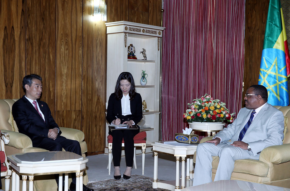 Minister Chong (left) met Prime Minister Hailemariam Desalegn of Ethiopia and talked about how to enhance the bilateral cooperation between Korea and Ethiopia.