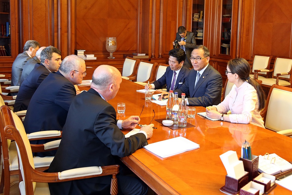 Meeting between Minister Hong and H.E. Prime Minister Rasizade of the Republic of Azerbaijan