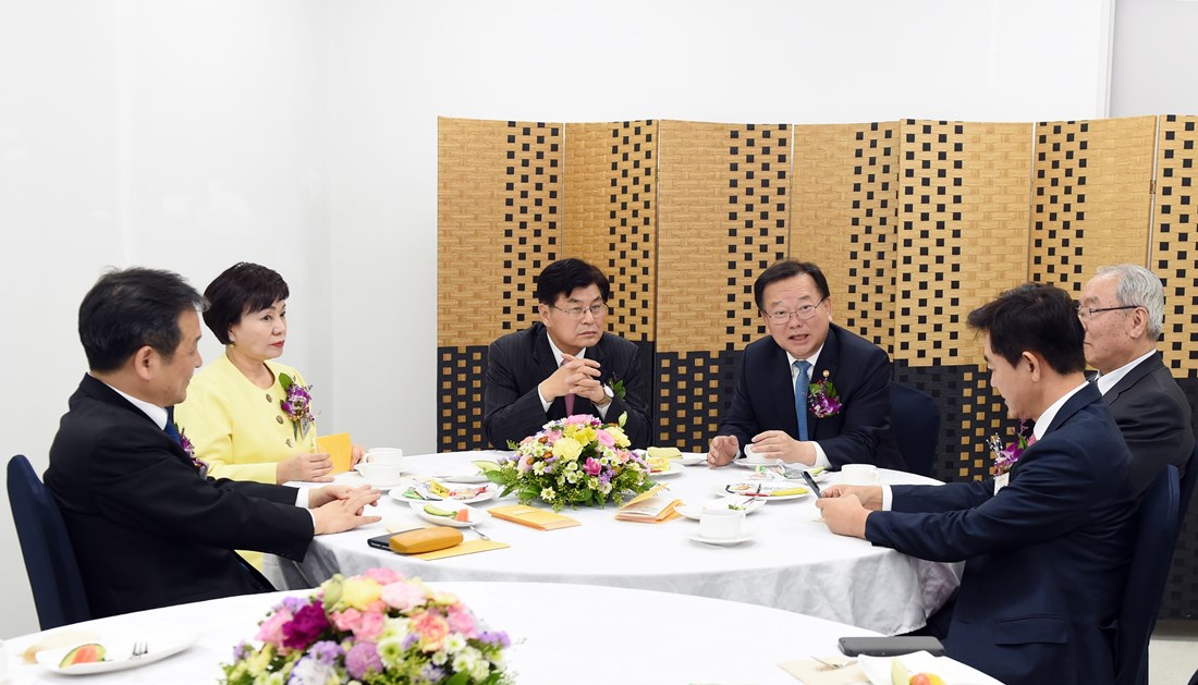 김부겸 장관이 18일 오후 정부세종컨벤션센터(세종시)에서 열린 '전자정부 전시·체험관' 개관식 참석에 앞서 내빈들과 환담을 나누고 있다. 