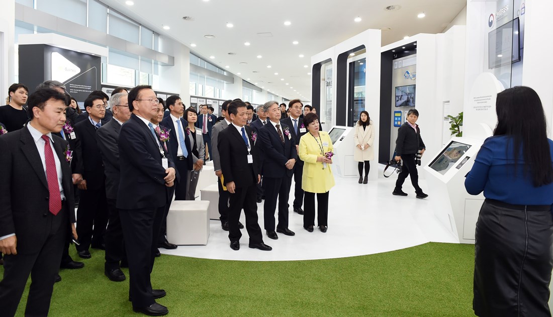 18일 오후 정부세종컨벤션센터(세종시)에서 열린 '전자정부 전시·체험관' 개관식에서 김부겸 장관과 내빈들이 전자정부 영상을 시청하고 전시장을 둘러보고 있다.