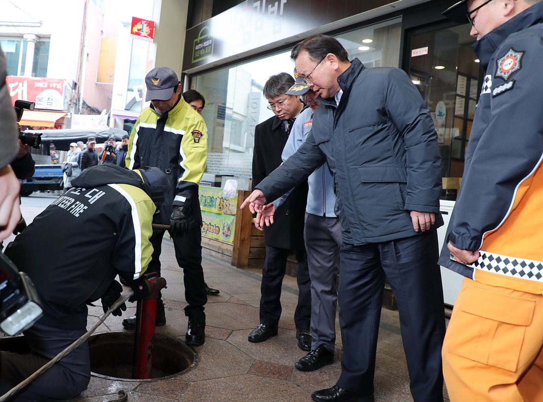 김부겸 장관이 30일 설 명절을 앞두고 인천 신포국제시장을 방문해 소방시설 안전점검을 하고 있다.