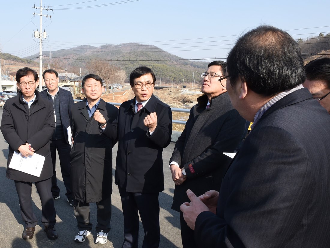 류희인 재난안전관리본부장이 21일 충남 청양군 시전리 일원 재해위험개선지구 정비사업 공사현장을 찾아 현장 관계자들과 의견을 나눈 후, 정비사업을 통해 호우 피해가 없도록 대비를 철저히 해달라고 당부하고 있다. 