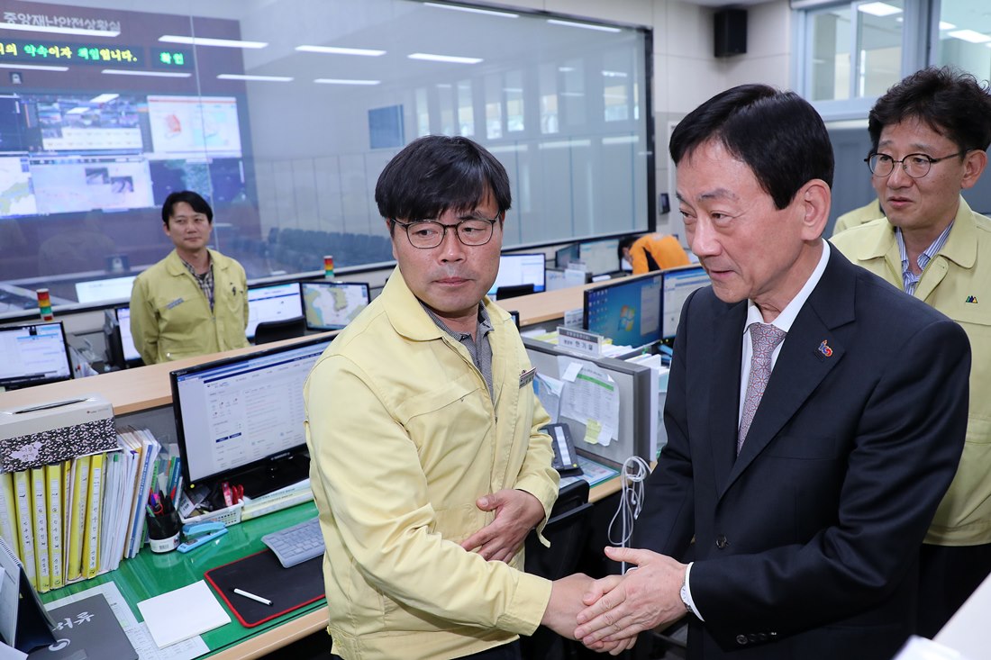 진영 장관이 8일 취임식에 앞서 중앙재난안전상황실(정부세종2청사)을 방문해 상황근무 직원들을 격려하고 있다.