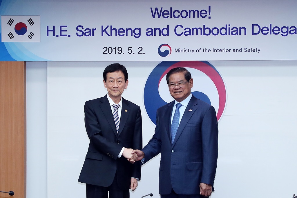 Minister Chin Young is shaking hands with Cambodian Deputy Prime Minister and Interior Minister Sar Kheng who visited Korea with his delegation on May 2. 