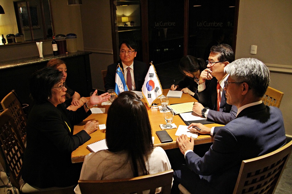 Vice Minister Yoon Jong-in, the head of government delegation on e-government and public administration, is sharing thoughts on how to strengthen bilateral cooperation in e-government and public administration with General Government Coordination Minister Martha Doblado and Finance Minister Rocio Tabora of Honduras on May 20 in Tegucigalpa, Honduras. 