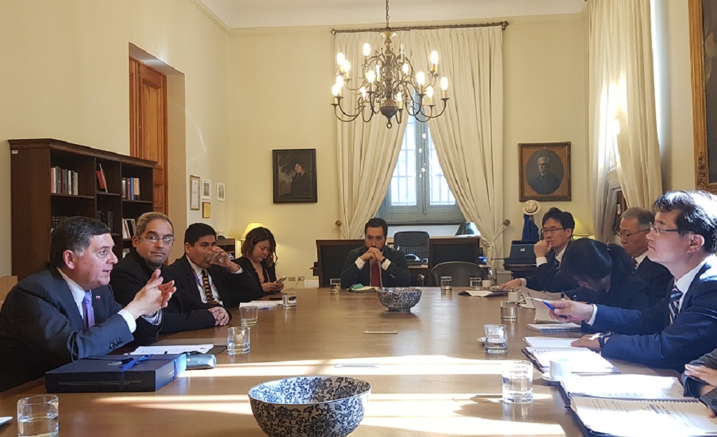 Vice Minister Yoon Jong-in is discussing ways to foster cooperation on digital government with the Chilean counterparts including Claudio Alvarado, Undersecretary General of the Presidency of Chile, at the Presidential Palace on May 23. 