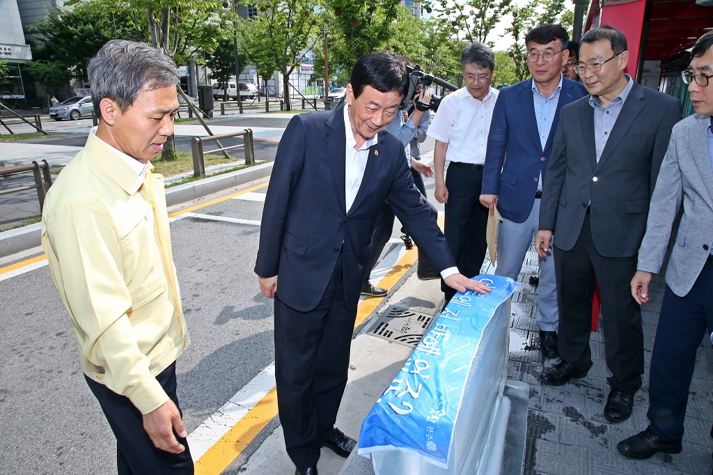 진영 장관이 22일 전주시가 폭염대책으로 시행 중인 '버스정류장 내 대형 얼음 조각물'을 살펴보고 있다.