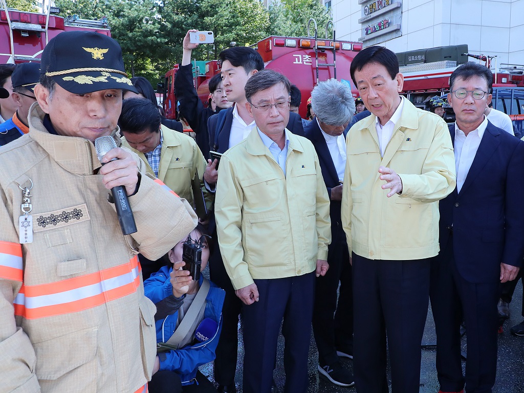 24일 경기 김포시 요양병원 화재현장을 방문한 진영 장관이 소방재난본부의 브리핑을 듣고 있다.