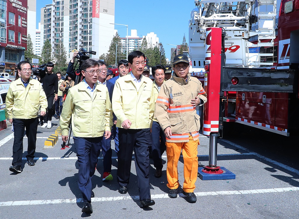 24일 경기 김포시 요양병원 화재현장을 방문한 진영 장관이 소방재난본부 관계자들과 화재 현장을 둘러보고 있다.