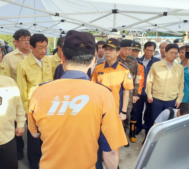 진영 장관이 3일 태풍 미탁 피해지역인 부산 사하구 자연 재해(산사태) 현장을 찾아 사고 현황과 애로사항 등을 들은 후, 붕괴로 주민이 매몰되는 사고가 발생한 것과 관련해 가용인력을 최대한 동원해 매몰자를 구조해 달라고 강조하고 있다.