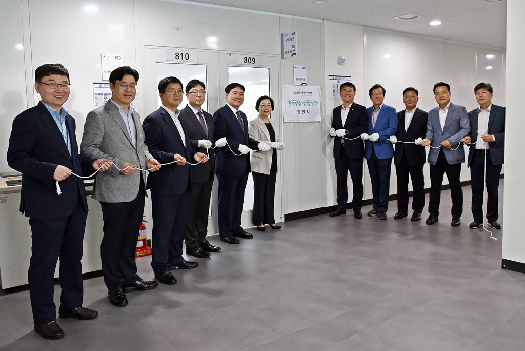 4일 행정안전부 별관에서 열린 '적극행정 상담센터' 현판식에서 윤종인 차관과 관계자들이 현판 제막을 하고 있다.