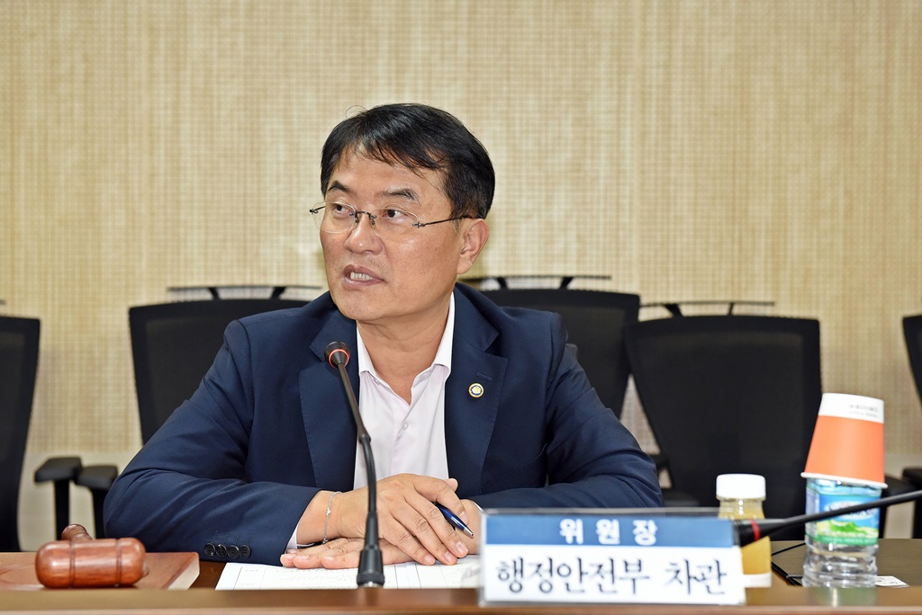 윤종인 차관이 4일 행정안전부 별관에서 열린 '제2차 행정안전부 적극행정 지원위원회'에 참석해 인사말을 하고 있다.