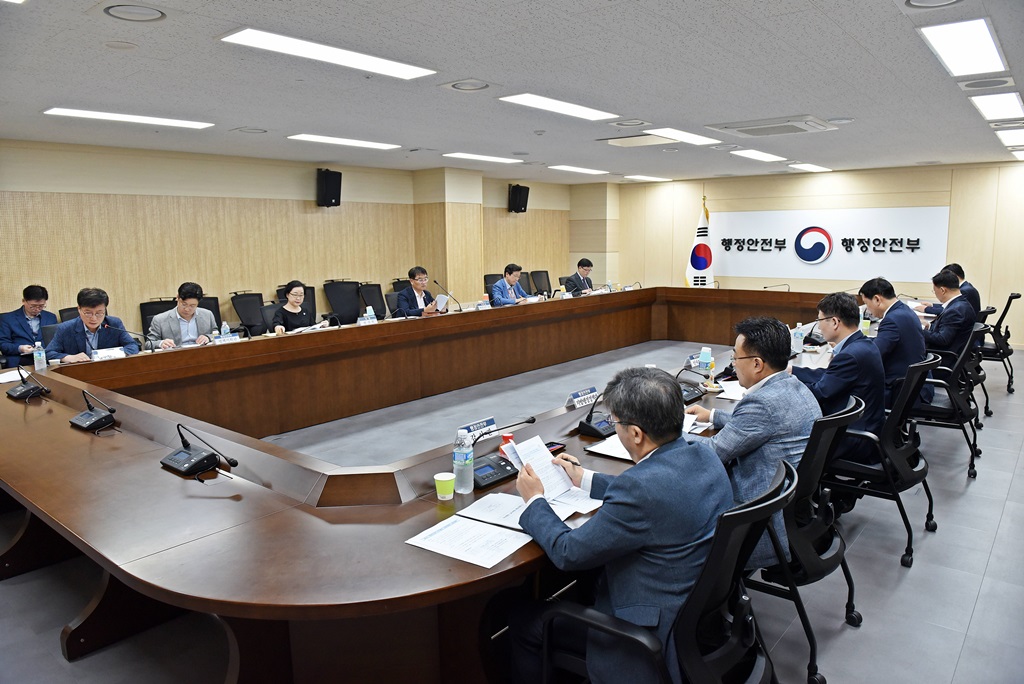 윤종인 차관이 4일 행정안전부 별관에서 열린 '제2차 행정안전부 적극행정 지원위원회'에 참석해 인사말을 하고 있다.