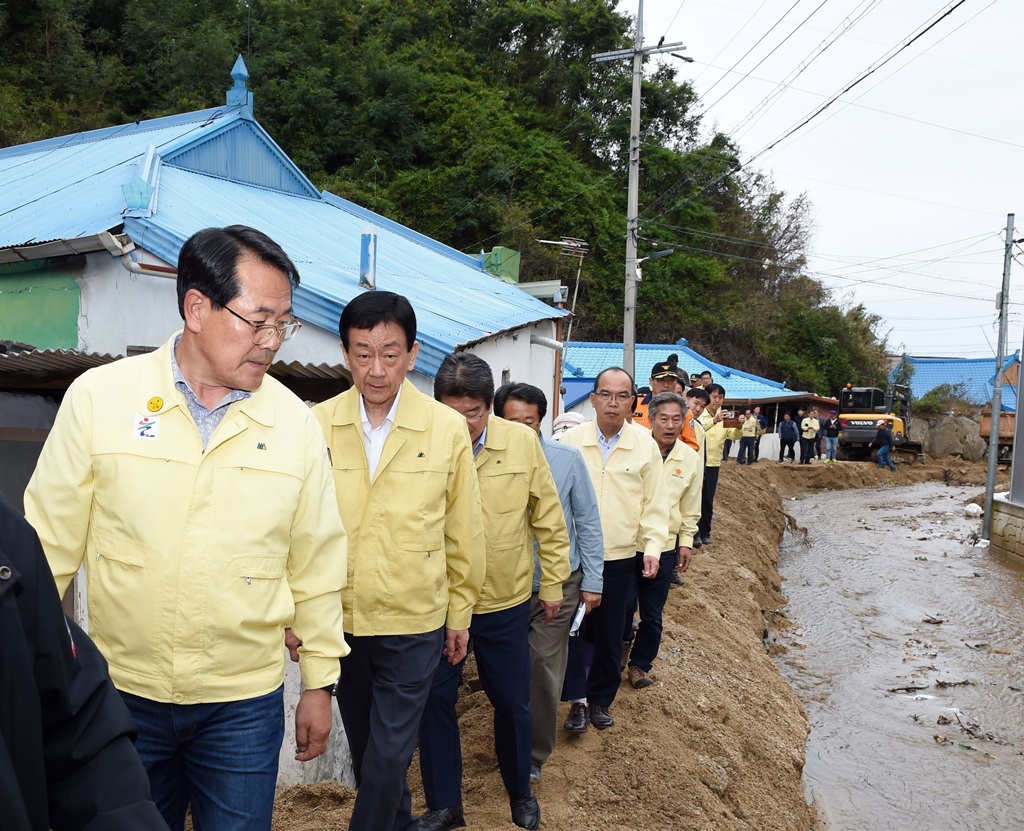 진영 장관이 7일 오후 제18호 태풍 미탁으로 피해를 입은 경북 울진군 기성면 소재 주택 침수피해지역 현장을 찾아 피해상황을 점검하고 주민들을 격려하고 있다.