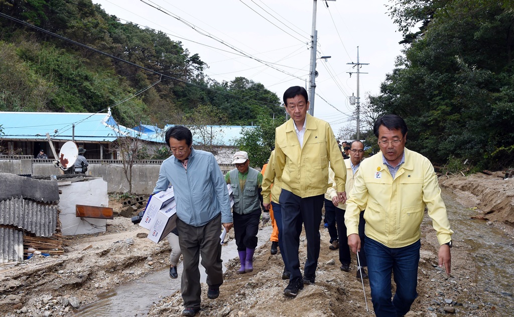 진영 장관이 7일 오후 제18호 태풍 미탁으로 피해를 입은 경북 울진군 기성면 소재 주택 침수피해지역 현장을 찾아 피해상황을 점검하고 주민들을 격려하고 있다.