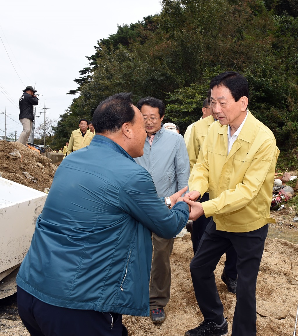 진영 장관이 7일 오후 제18호 태풍 미탁으로 피해를 입은 경북 울진군 기성면 소재 주택 침수피해지역 현장을 찾아 피해상황을 점검하고 주민들을 격려하고 있다.