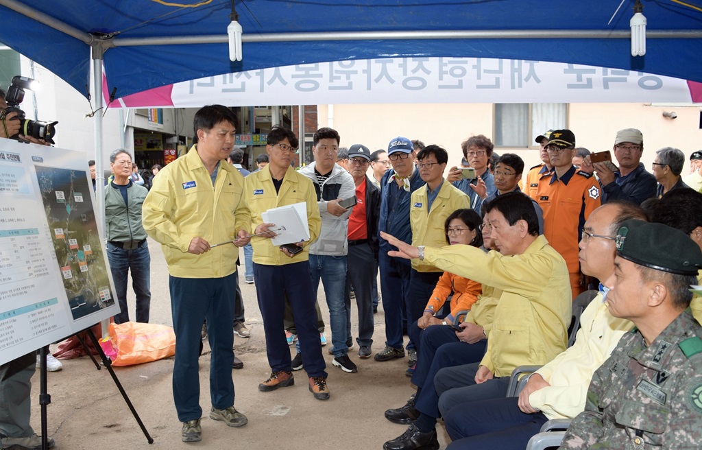 진영 장관이 7일 오후 제18호 태풍 미탁으로 피해를 입은 경북 영덕군 강구면 오포리 강구시장 침수 현장을 찾아 시장 피해 상황을 점검하고 있다.