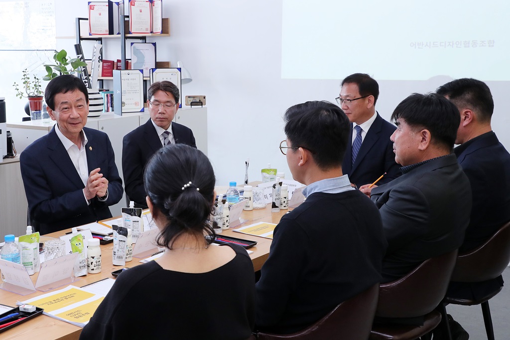 진영 장관이 16일 경남 창원시 의창구 소재 마을기업 현장을 방문해 마을기업 대표, 지역 상인들의 애로사항 등을 청취하며 간담회를 하고 있다.