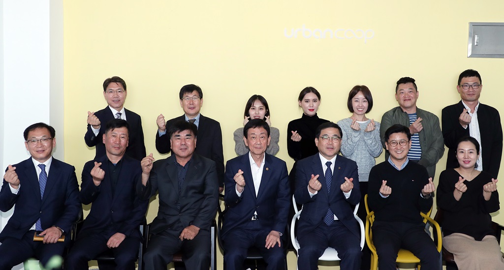 진영 장관이 16일 경남 창원시 의창구 소재 마을기업 현장을 방문해 마을기업 대표, 지역 상인들과의 간담회를 마친 후 기념촬영을 하고 있다.