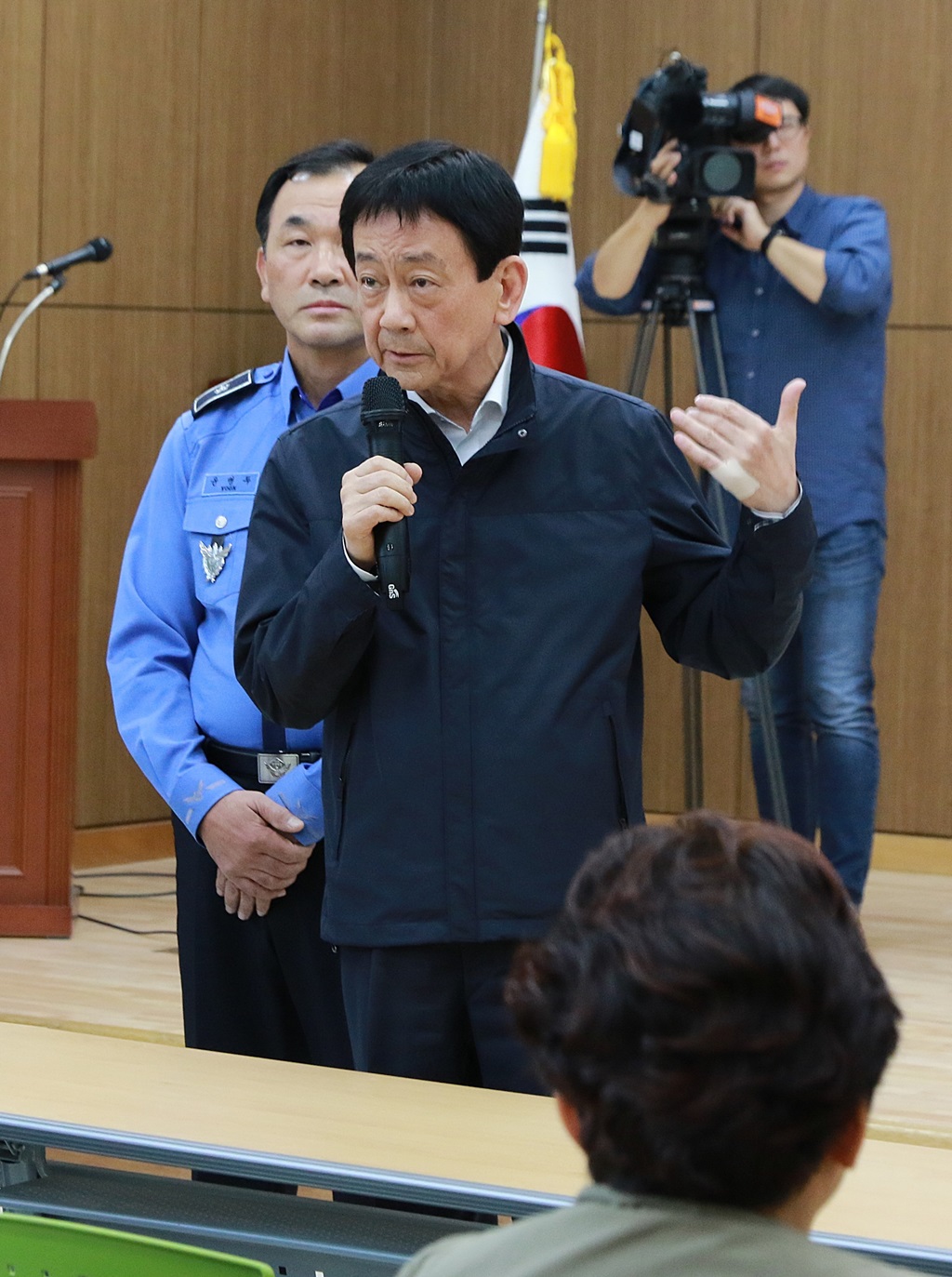 진영 장관이 5일 오후 대구광역시 달성군 강서소방서에서 경북 울릉군 독도 근해 소방헬기 추락사고 피해자 가족들의 질문에 답하고 있다.