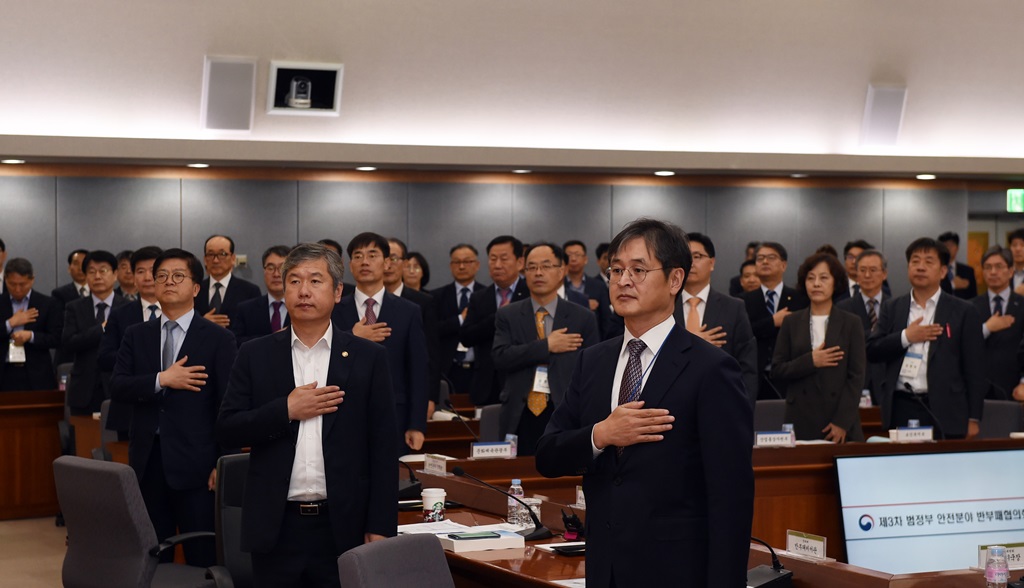 김계조 재난안전관리본부장이 5일 오후 정부서울청사 국제회의장(별관 3층)에서 『범정부 안전분야 반부패협의회』에 참석해 국민의례를 하고 있다. 