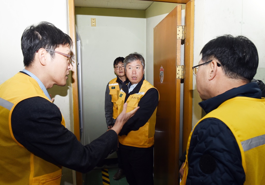 김계조 재난안전관리본부장이 『재난망 1단계 사업』 최적화 진행사항을 점검하기 위하여 8일 오후 강원도 횡성군 안흥분기국사 기지국을 방문해 시설 점검하고 있다.