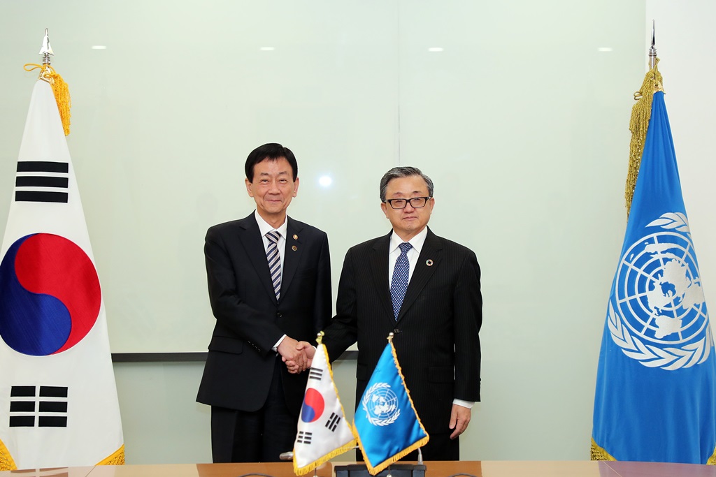 Minister Chin Young (L) is shaking hands with UN Under-Secretary-General Liu Zhenmin after having a meeting before the opening of the 2019 UN Asia-Pacific Regional Symposium on SDGs, which took place in Songdo Convensia, Incheon on November 21. 