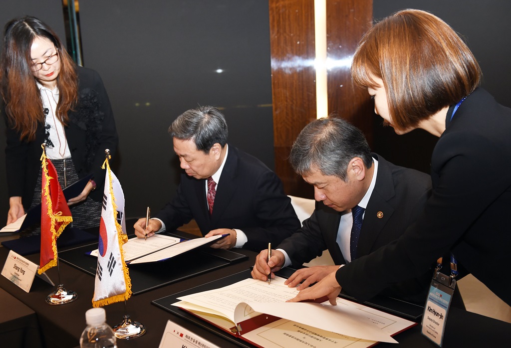 Vice Minister Kim Gye-jo is taking commemorative photos after signing the MOU on cooperation in disaster management with China during the 6th Trilateral Ministerial Meeting on Disaster Management held on December 4 at Westin Chosun Hotel in Seoul.