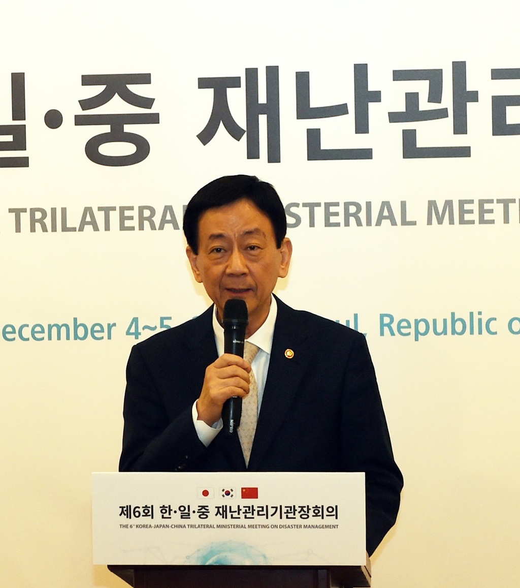 Minister Chin Young is delivering a welcoming speech at the welcome dinner for the 6th Trilateral Ministerial Meeting on Disaster Management held on December 5 at Samcheonggak.